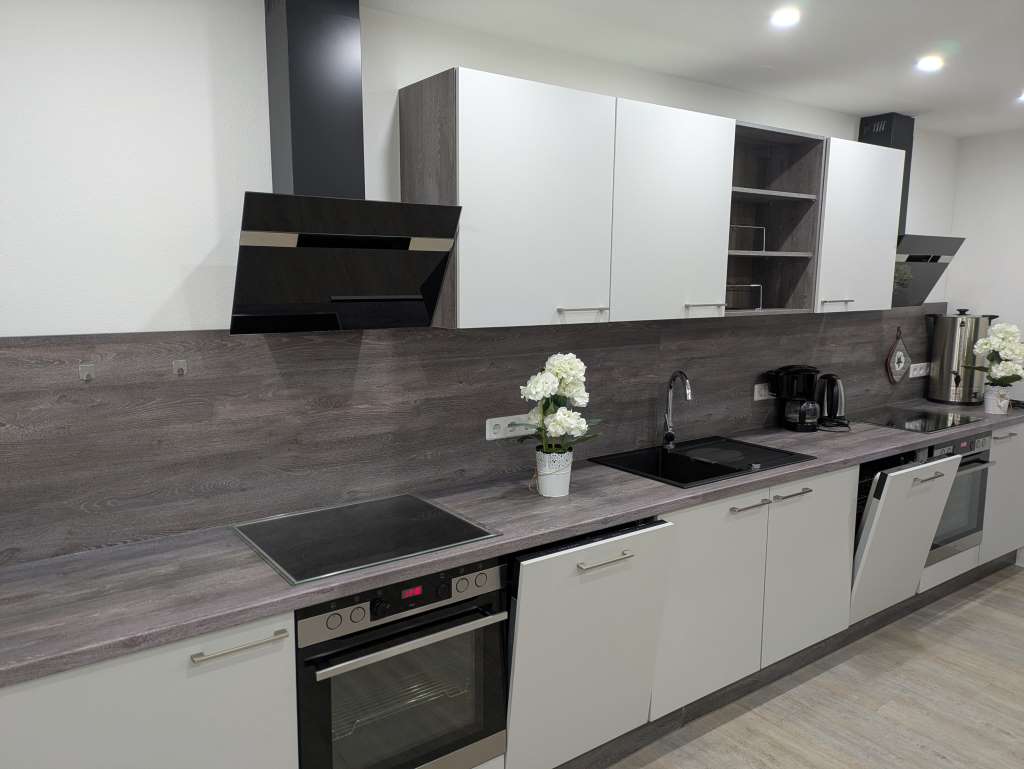 Die komplette ausgestattete Küche gehört zu unseren kleinen Saal dazu.