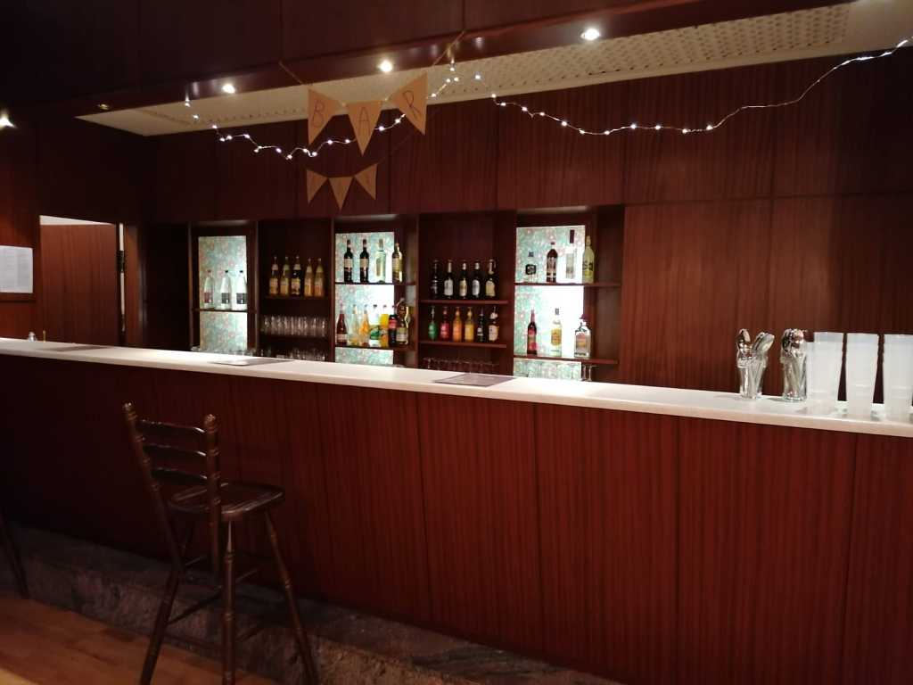Die Bar im Saal
