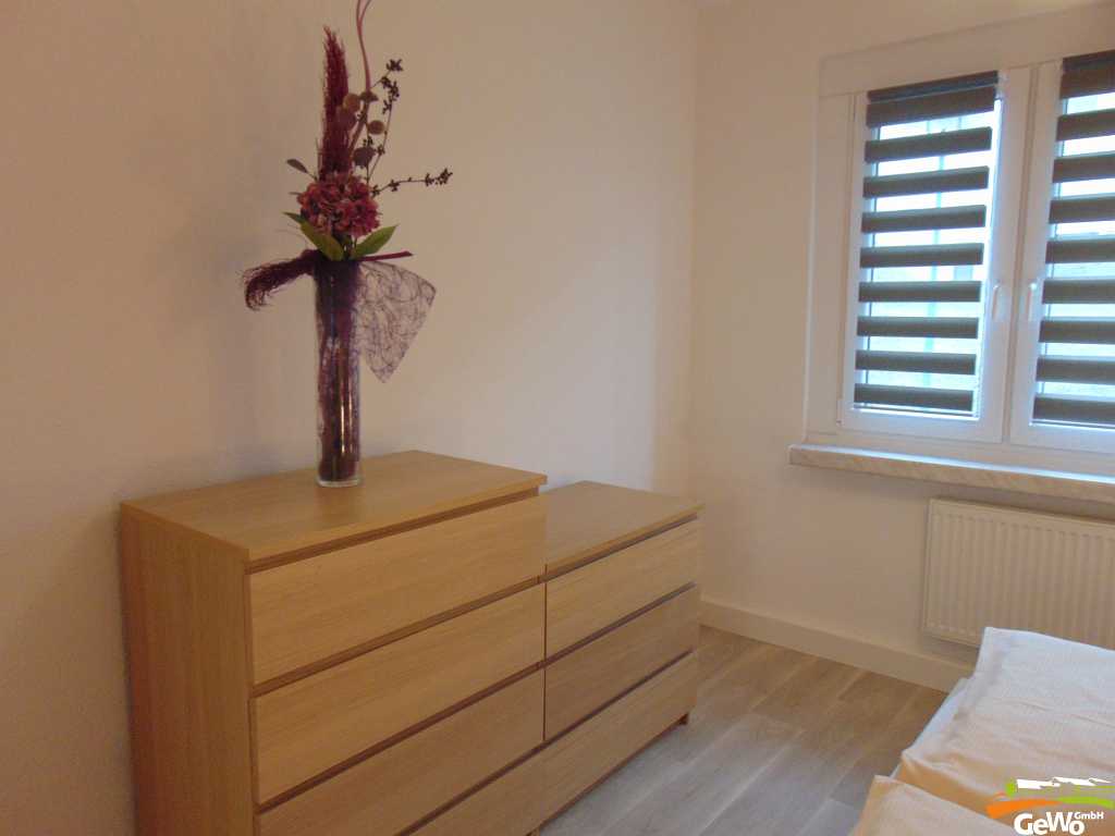 Schlafzimmer mit Schränken zum Verstauen der Sachen